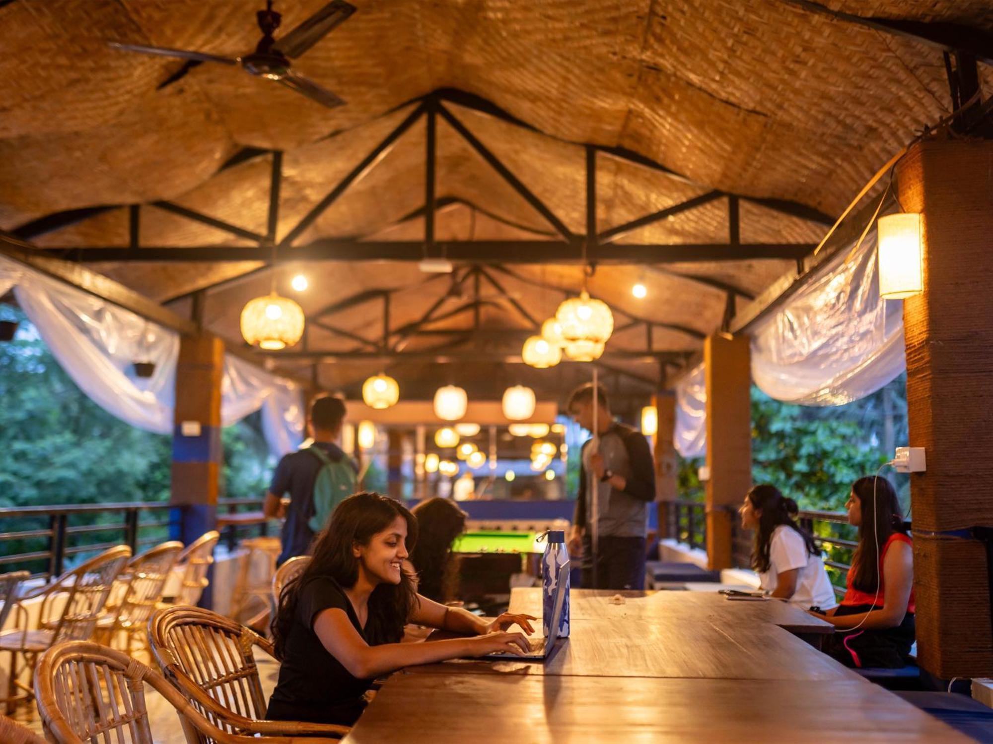 Madpackers Goa Anjuna - Bar Εξωτερικό φωτογραφία